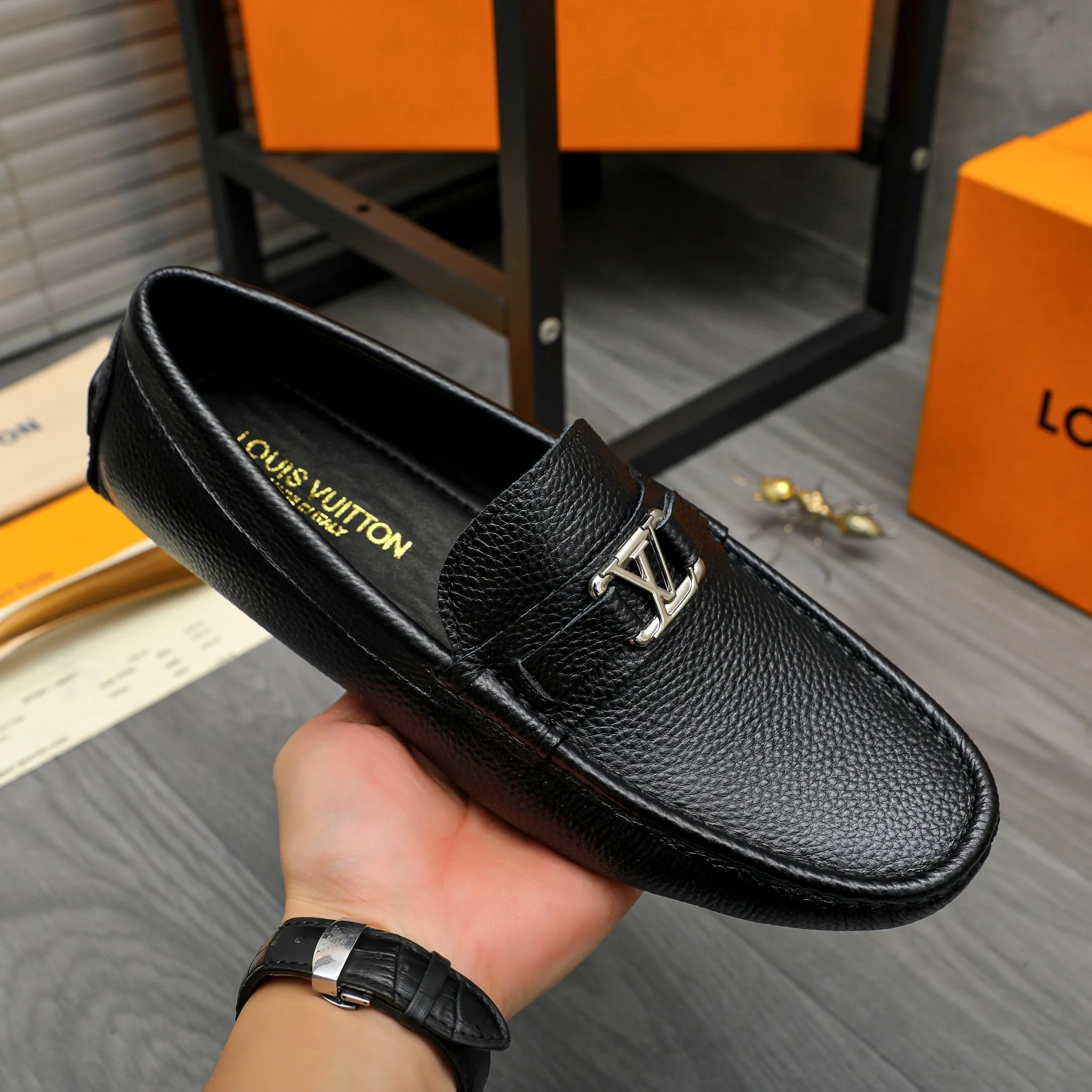 Men's shoes 💰p420 Product trademark: LV (Louis Vuitton) casual slip-on men's shoes Regular size: 38-44 Product materials: Selected pebbled cowhide upper, sheepskin lining, original rubber outsole